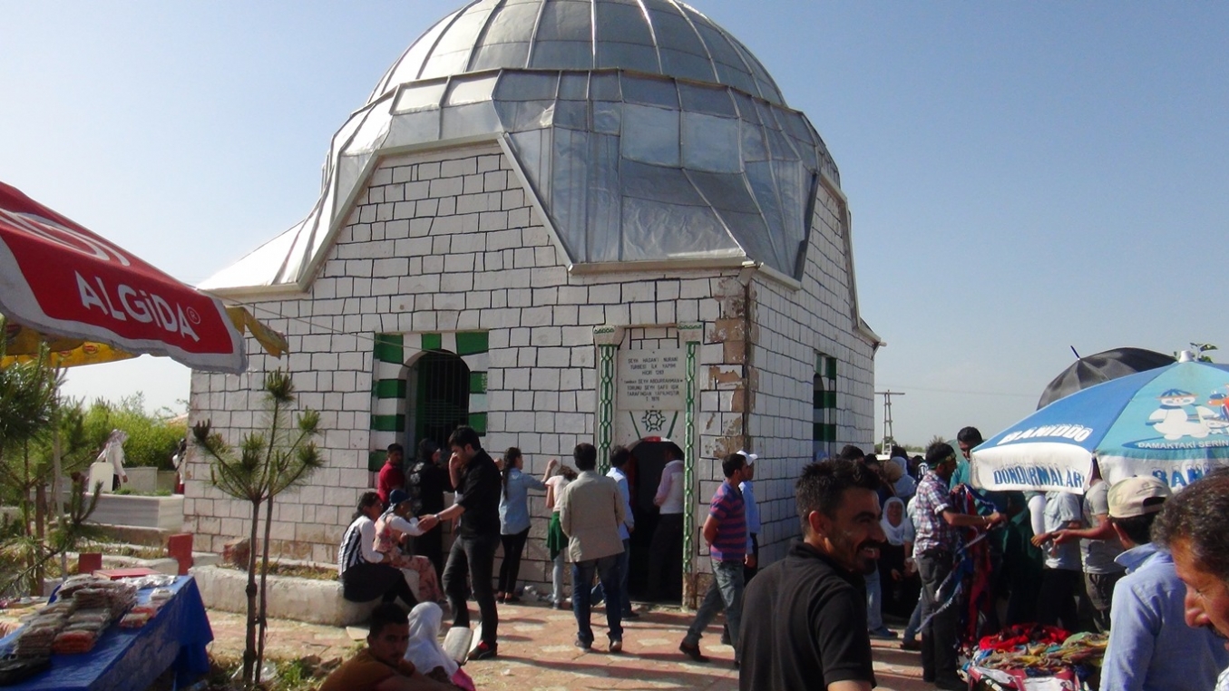 Şeyh Abdurrahman Aktepe’nin türbesine ziyaretçi akını Şeyh Abdurrahman Aktepe’nin türbesine ziyaretçi akını